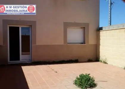 Se vende casa adosada en alameda de cervera en Alcázar de San Juan