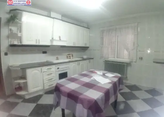 SE VENDE CASA DE 500 m/2 de solar con 355 m/2 construidos. en Tomelloso