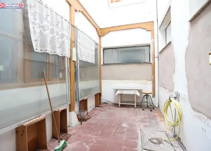 SE VENDE CASA EN PLENO CENTRO DE ALCÁZAR CON 240 m2 DE PARCELA Y FACHADA A DOS CALLES en Alcázar de San Juan