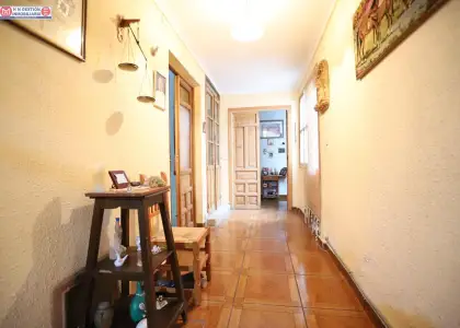 SE VENDE CASA EN PLENO CENTRO DE ALCÁZAR CON 240 m2 DE PARCELA Y FACHADA A DOS CALLES en Alcázar de San Juan