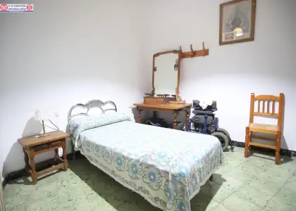 SE VENDE CASA EN PLENO CENTRO DE ALCÁZAR CON 240 m2 DE PARCELA Y FACHADA A DOS CALLES en Alcázar de San Juan