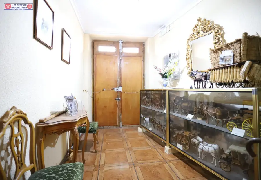 SE VENDE CASA EN PLENO CENTRO DE ALCÁZAR CON 240 m2 DE PARCELA Y FACHADA A DOS CALLES en Alcázar de San Juan