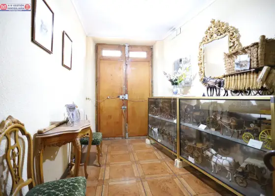 SE VENDE CASA EN PLENO CENTRO DE ALCÁZAR CON 240 m2 DE PARCELA Y FACHADA A DOS CALLES en Alcázar de San Juan