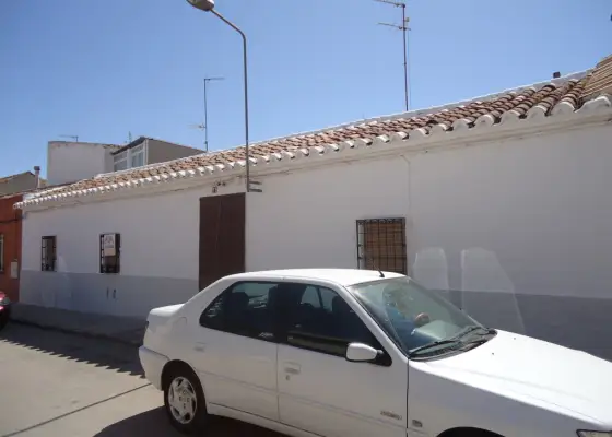 Se vende casa para derribo en Manzanares