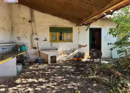Se vende casa para reforma íntegra con salida a dos calles, amplio patio, 3 dormitorios y tres baños en Quero