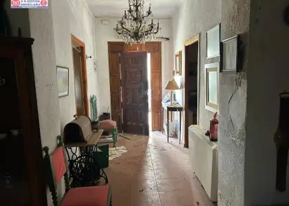 Se vende casa para reforma íntegra con salida a dos calles, amplio patio, 3 dormitorios y tres baños en Quero