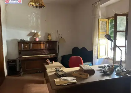 Se vende casa para reforma íntegra con salida a dos calles, amplio patio, 3 dormitorios y tres baños en Quero
