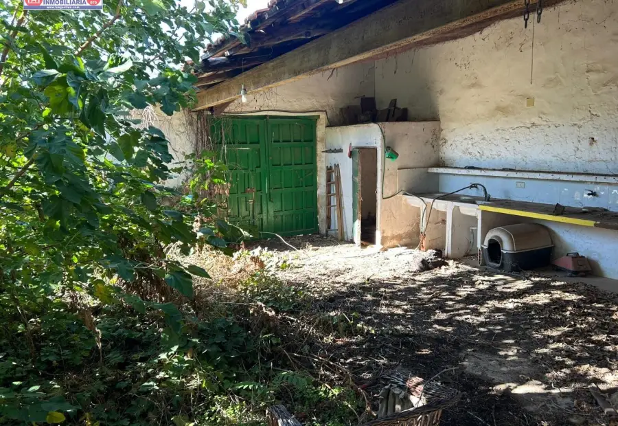 Se vende casa para reforma íntegra con salida a dos calles, amplio patio, 3 dormitorios y tres baños en Quero