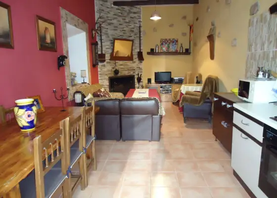 Se vende casa semi-amueblada de cinco dormitorios en buena zona en Manzanares