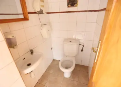 SE VENDE LOCAL COMERCIAL DE 43 m2 INSONORIZADO Y CON SALIDA DE HUMOS en Alcázar de San Juan