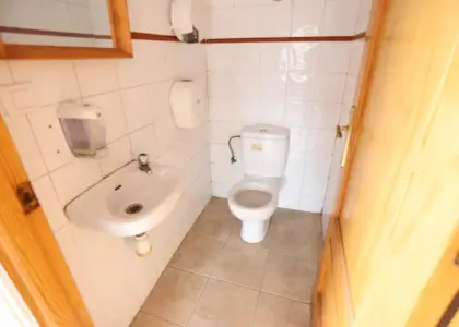 SE VENDE LOCAL COMERCIAL DE 43 m2 INSONORIZADO Y CON SALIDA DE HUMOS en Alcázar de San Juan
