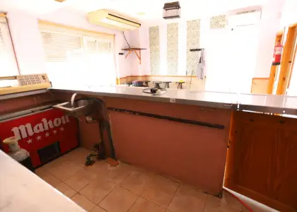 SE VENDE LOCAL COMERCIAL DE 43 m2 INSONORIZADO Y CON SALIDA DE HUMOS en Alcázar de San Juan