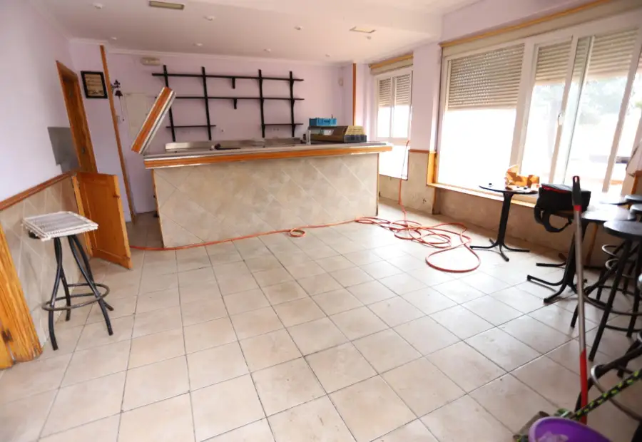 SE VENDE LOCAL COMERCIAL DE 43 m2 INSONORIZADO Y CON SALIDA DE HUMOS en Alcázar de San Juan