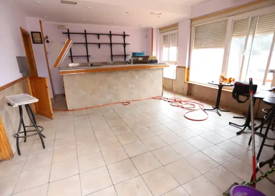 SE VENDE LOCAL COMERCIAL DE 43 m2 INSONORIZADO Y CON SALIDA DE HUMOS en Alcázar de San Juan