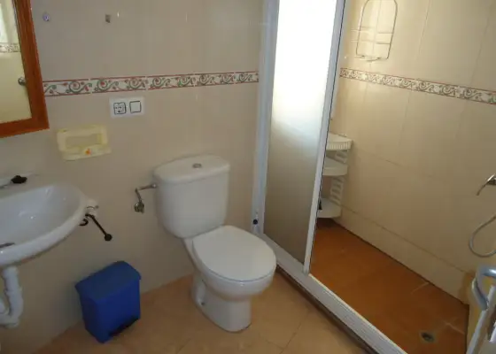 Se vende piso totalmente centrico y semi-amueblado con cuatro dormitorios en Manzanares
