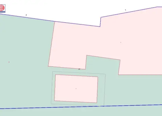 SE VENDE SOLAR DE 705 m2 EN ESQUINA CON 60 M2 DE FACHADA. en Herencia