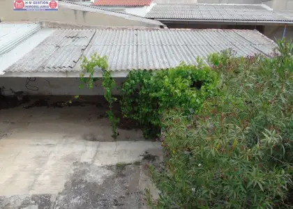 Solar + vivienda con dos alturas en zona muy céntrica de alcazar de san juan. La vivienda dispone de 2 habitaciones, salón comedor, cocina independiente, un baño completo, cocina de fuego bajo, gar en Alcázar de San Juan