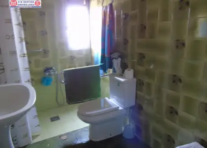 Solar + vivienda con dos alturas en zona muy céntrica de alcazar de san juan. La vivienda dispone de 2 habitaciones, salón comedor, cocina independiente, un baño completo, cocina de fuego bajo, gar en Alcázar de San Juan
