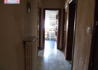 Solar + vivienda con dos alturas en zona muy céntrica de alcazar de san juan. La vivienda dispone de 2 habitaciones, salón comedor, cocina independiente, un baño completo, cocina de fuego bajo, gar en Alcázar de San Juan