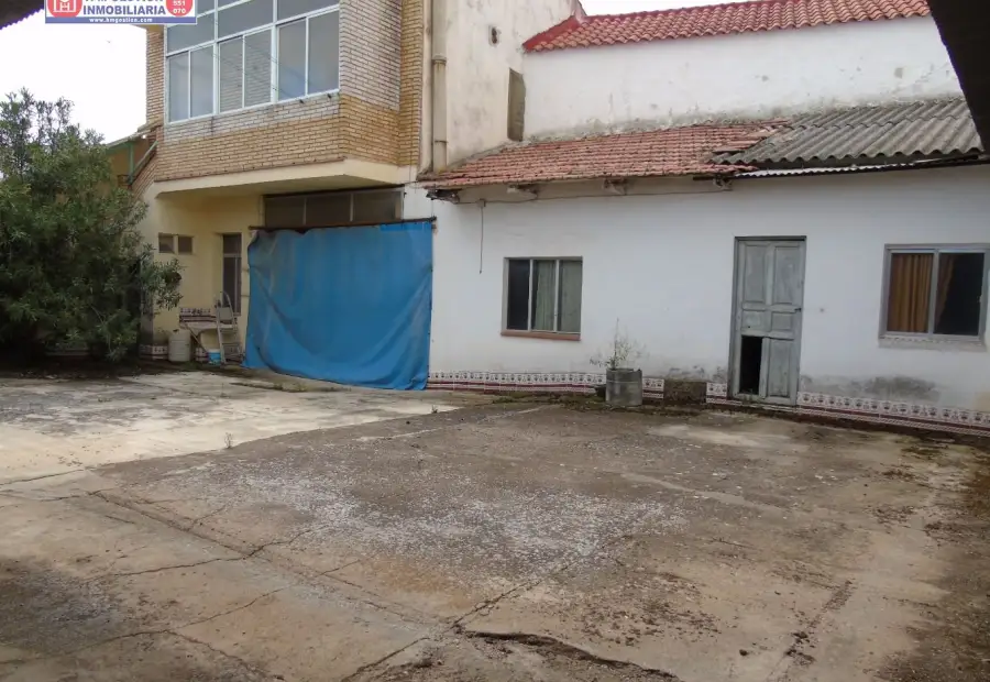 Solar + vivienda con dos alturas en zona muy céntrica de alcazar de san juan. La vivienda dispone de 2 habitaciones, salón comedor, cocina independiente, un baño completo, cocina de fuego bajo, gar en Alcázar de San Juan