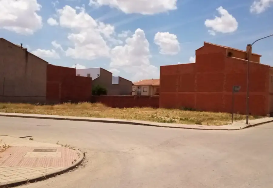 Terreno en venta en La Solana, 458 m² · 183.000 € en La Solana