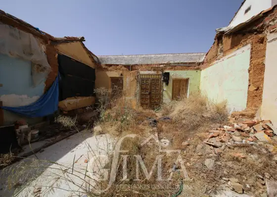 Terreno urbano de 190 m² con proyecto de arquitecto en zona Embajadores en Tomelloso