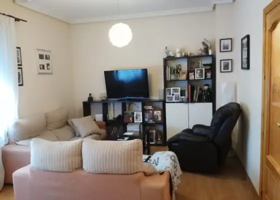 Venta de adosado de tres dormitorios y dos baños con buhardilla en zona residencial en Manzanares