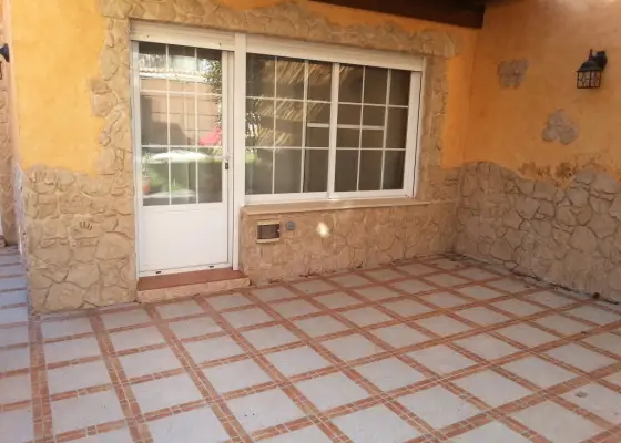 Venta de casa adosada con estupendo jardín en zona residencial a pocos metros del centro en Manzanares