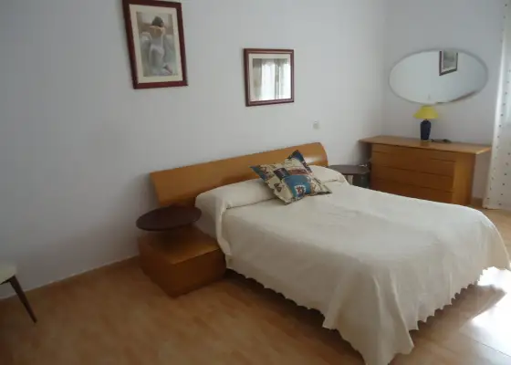 Venta de casa de construcción nueva de cinco dormitorios, zona bulevar en Manzanares