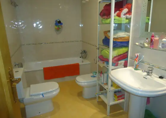 Venta de casa de cuatro dormitorios muy luminosa y con patio en Manzanares