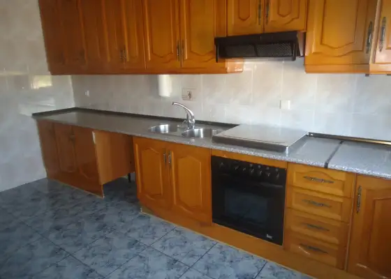 Venta de casa espaciosa, luminosa, con cinco dormitorios y local planta baja en Manzanares