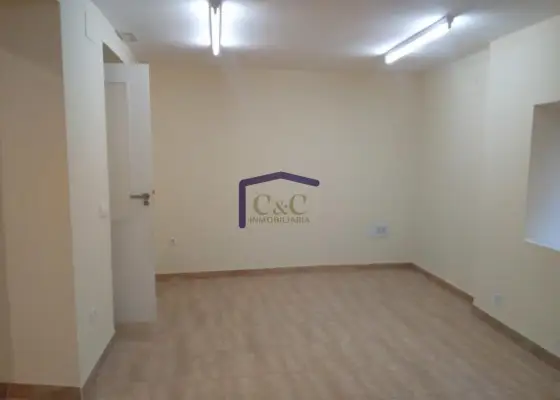 venta de local en Manzanares, Empedrada
