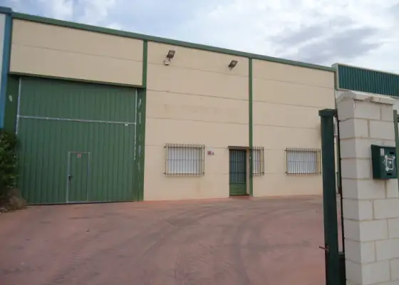 Venta de nave industrial de 800 M2 de parcela y 554 M2 construidos en Manzanares