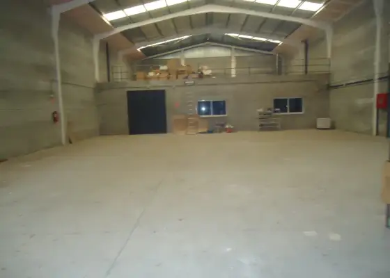 Venta de nave industrial de cuatrocientos sesenta metros en Manzanares
