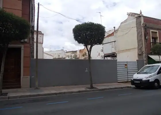 Venta de parcela de 300 metros cuadrados en Manzanares