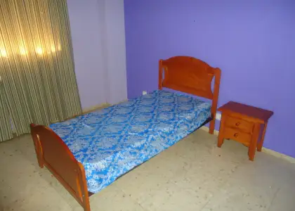 Venta de piso de cuatro dormitorios con patio en zona residencial en Manzanares