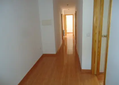 Venta de piso de cuatro dormitorios y dos baños centrico, con cochera cerrada en Manzanares