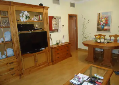 Venta de piso de tres dormitorios muy centrico, garaje y trastero totalmente amueblado en Manzanares