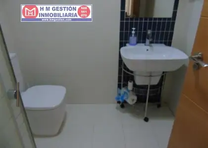 Venta en rentabilidad. Se vende apartamento de un dormitorio con garaje y trastero ubicada junto a Plaza del Arenal. Vivienda actualmente arrendada en Alcázar de San Juan