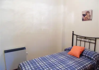 Vivienda de 2 dormitorios y un baño. Cuenta con salón/cocina, aire acondicionado y calefacción eléctrica por acumuladores. Ubicado en zona pablo iglesias en Alcázar de San Juan