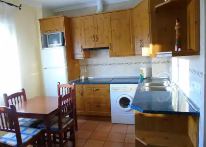 Vivienda de 2 dormitorios y un baño. Cuenta con salón/cocina, aire acondicionado y calefacción eléctrica por acumuladores. Ubicado en zona pablo iglesias en Alcázar de San Juan