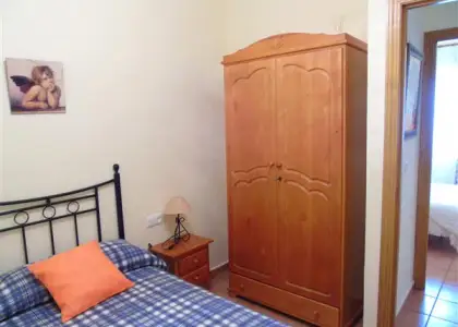Vivienda de 2 dormitorios y un baño. Cuenta con salón/cocina, aire acondicionado y calefacción eléctrica por acumuladores. Ubicado en zona pablo iglesias en Alcázar de San Juan