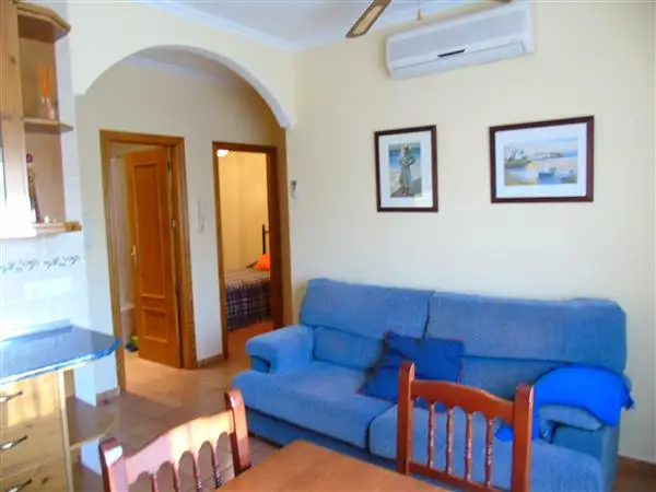 Vivienda de 2 dormitorios y un baño. Cuenta con salón/cocina, aire acondicionado y calefacción eléctrica por acumuladores. Ubicado en zona pablo iglesias en Alcázar de San Juan