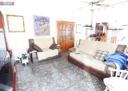 Vivienda en 1ª planta, con 2 patios de luces, 4 dormitorios, amplio salon, 2 baños, cocina muy amplia y luminosa. en Alcázar de San Juan