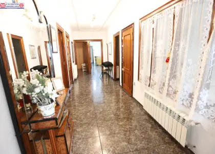 Vivienda en 1ª planta, con 2 patios de luces, 4 dormitorios, amplio salon, 2 baños, cocina muy amplia y luminosa. en Alcázar de San Juan