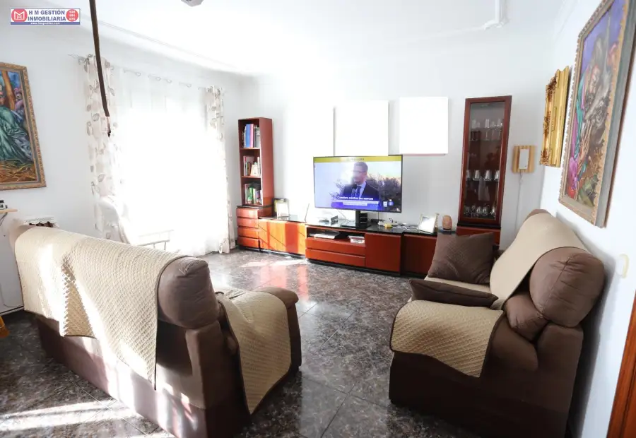 Vivienda en 1ª planta, con 2 patios de luces, 4 dormitorios, amplio salon, 2 baños, cocina muy amplia y luminosa. en Alcázar de San Juan