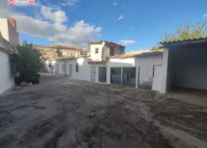 Vivienda junto al torreón con amplio garaje y patio de más de 140 metros (ampliable a 300) en Alcázar de San Juan