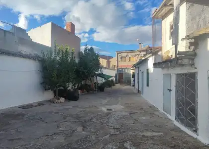 Vivienda junto al torreón con amplio garaje y patio de más de 140 metros (ampliable a 300) en Alcázar de San Juan