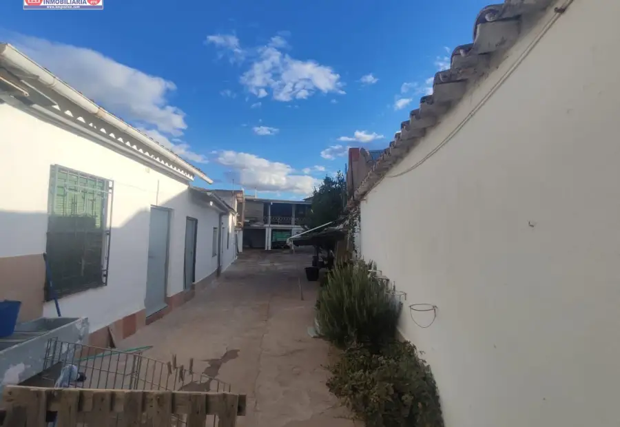 Vivienda junto al torreón con amplio garaje y patio de más de 140 metros (ampliable a 300) en Alcázar de San Juan