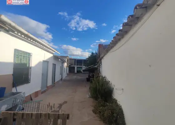 Vivienda junto al torreón con amplio garaje y patio de más de 140 metros (ampliable a 300) en Alcázar de San Juan